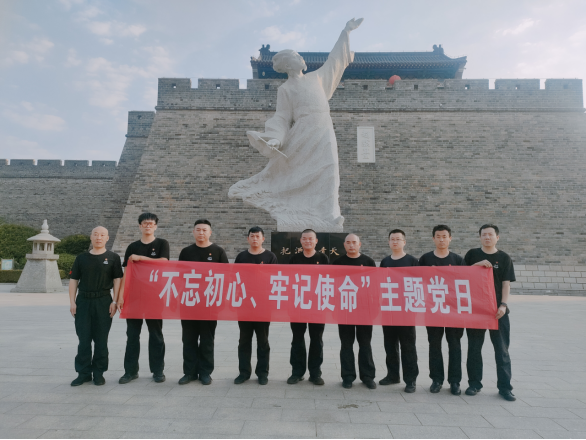 諸城守押大隊黨支部超然臺黨性教育基地開展“不忘初心、牢記使命”現(xiàn)場教學活動405.png
