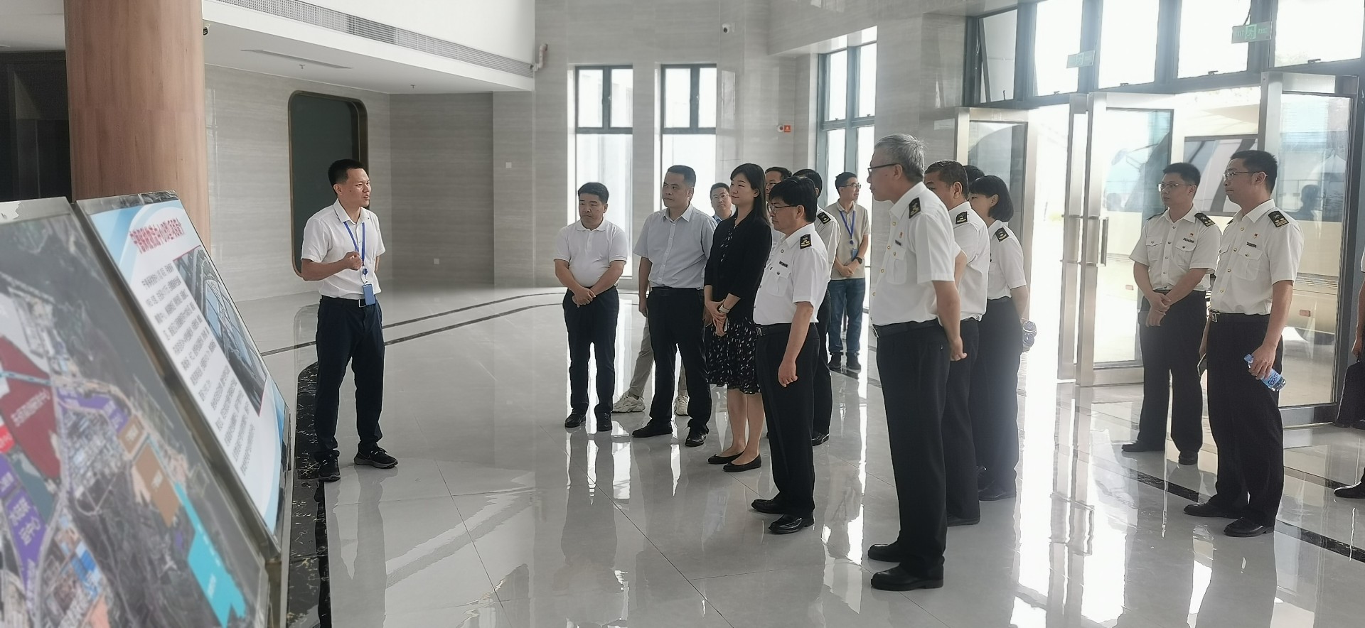 海關(guān)總署自貿(mào)司司長潘城一行蒞臨寧德國際物流中心項(xiàng)目調(diào)研，周桂芳拍攝1.jpg