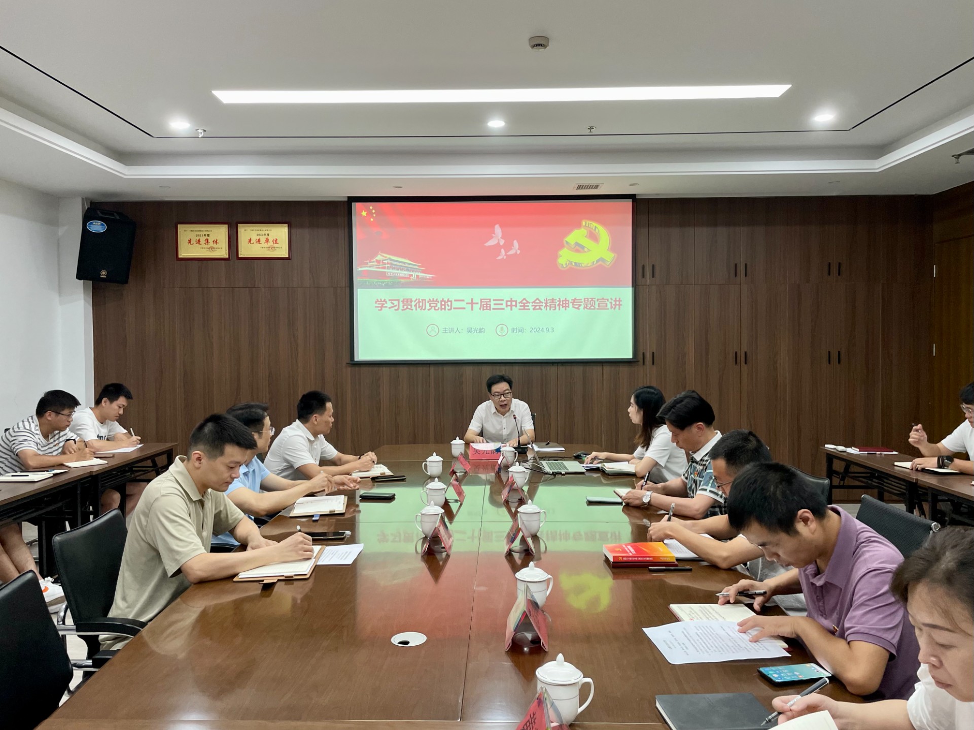 市交投集團(tuán)領(lǐng)導(dǎo)深入市交投物流集團(tuán)市交投勘察設(shè)計(jì)公司開(kāi)展聯(lián)系點(diǎn)工作，葉嵐清拍攝1.jpg